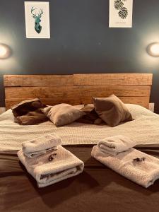 Un pat sau paturi într-o cameră la Casa de Campo con tina de agua caliente