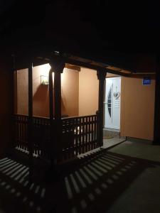 un'ombra di un portico con una porta e un cancello di Studio apartman Alisa a Ðakovo