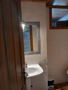 y baño con lavabo y espejo. en Casa de Andrães - Glicíneas, en Marco de Canaveses