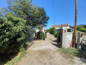 un camino de tierra con una valla delante de una casa en Casa de Andrães - Glicíneas, en Marco de Canaveses