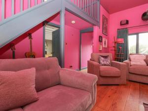 カーンフォースにあるHolmere Bankのピンクの壁のリビングルーム(ソファ、椅子付)