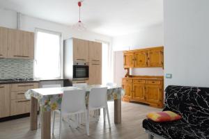 eine Küche mit einem Tisch und Stühlen im Zimmer in der Unterkunft Appartamenti Nadalini in Levico Terme