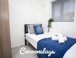Un pat sau paturi într-o cameră la Cocoonstays Short Lets and Serviced Accommodation Luton