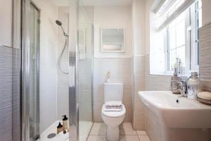 Wingerworth的住宿－Stay@Chesterfield，浴室配有卫生间、盥洗盆和淋浴。