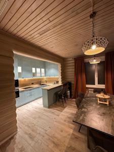 une cuisine et une salle à manger avec une table et une salle à manger dans l'établissement Бозайгыр, à Kuprinka