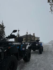 um grupo de quatro atvs estacionados na neve em Бозайгыр em Kuprinka