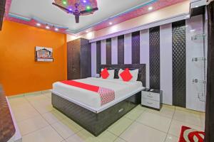Een bed of bedden in een kamer bij Flagship Royal Mini Guest House Near Najafgarh Metro Station
