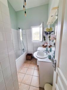 een badkamer met een wastafel, een douche en een bad bij Les Hauts de Sarlat G4 - Clim Piscine Parking WiFi in Sarlat-la-Canéda