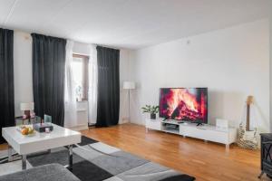 a living room with a large flat screen tv at Ett mysigt hus i centrala Borås! (Hela Boendet) in Borås