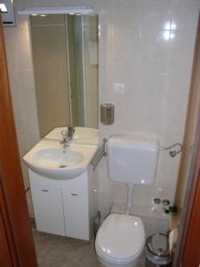 uma pequena casa de banho com WC e lavatório em Villa Maja original since 2005 em Baska Voda