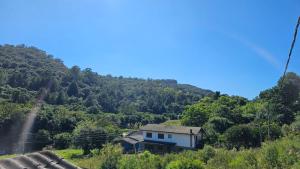 a house in the middle of a mountain at Casa de Campo em Bento Gonçalves in Bento Gonçalves