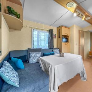 - un salon avec un canapé bleu et une table dans l'établissement Pause Dordogne Ambiance Cozy à Sarlat, à Sarlat-la-Canéda