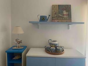 a room with a table with a vase on a shelf at “da Ludovica” in Lampedusa