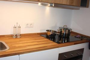 - un comptoir de cuisine avec 2 casseroles sur une cuisinière dans l'établissement La Gavina, à L'Estartit