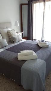 ein Schlafzimmer mit 2 Betten und Handtüchern darauf in der Unterkunft La Gavina in L'Estartit