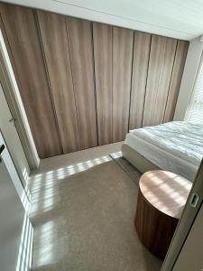 Łóżko lub łóżka w pokoju w obiekcie Appartamento di lusso su 2 livelli con mini piscina esterna a 5 min da Tasis