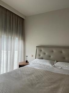 sypialnia z dużym łóżkiem i oknem w obiekcie Appartamento di lusso su 2 livelli con mini piscina esterna a 5 min da Tasis w mieście Montagnola