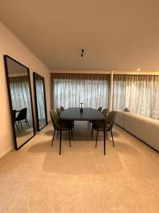 jadalnia ze stołem, krzesłami i kanapą w obiekcie Appartamento di lusso su 2 livelli con mini piscina esterna a 5 min da Tasis w mieście Montagnola
