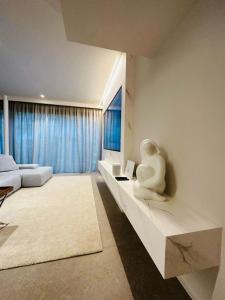 salon z łóżkiem i białą rzeźbą w obiekcie Appartamento di lusso su 2 livelli con mini piscina esterna a 5 min da Tasis w mieście Montagnola