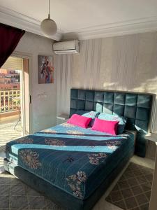 - une chambre avec un grand lit et des oreillers roses dans l'établissement Susana home, à Marrakech