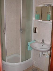 y baño con ducha y lavamanos. en Villa Maja original since 2005, en Baška Voda