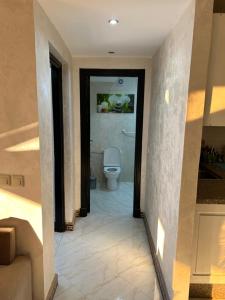 d'un couloir menant à une salle de bains pourvue de toilettes. dans l'établissement Susana home, à Marrakech