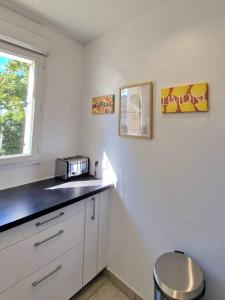 Кухня или мини-кухня в Beautiful T3, 10 min Paris, free parking
 +8 фотографий
