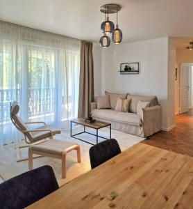ein Wohnzimmer mit einem Sofa und einem Tisch in der Unterkunft Charme & Confort au Plessis in Le Plessis-Robinson