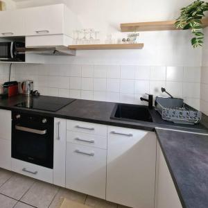 Kuchyň nebo kuchyňský kout v ubytování Charme & Confort au Plessis