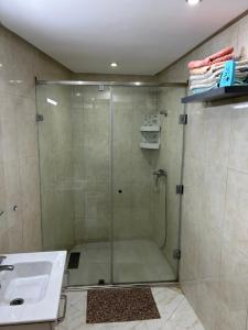 La salle de bains est pourvue d'une douche et d'un lavabo. dans l'établissement Susana home, à Marrakech