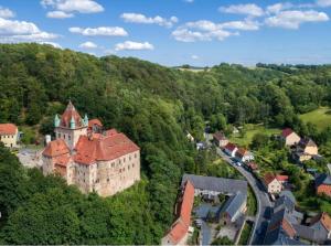 Et luftfoto af Ferienwohnung Schloss Kuckuckstein mit Infrarotsauna,WLAN, Hunde nach Absprache