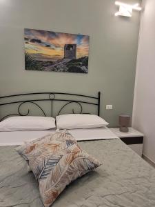 - une chambre avec 2 lits et un tableau mural dans l'établissement JEY STUDIO_INDEPENDENT SEAFRONT APARTMENT, à Terrasini