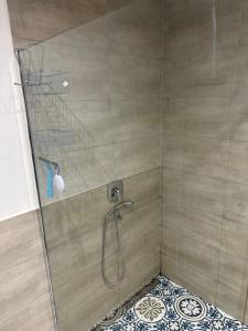 una doccia con porta in vetro e pavimento piastrellato di 70qm Wohnung für 4 Personen a Selzen