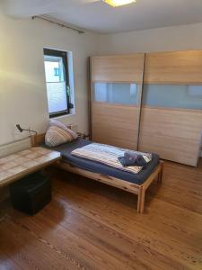una camera con letto, panca e finestra di 70qm Wohnung für 4 Personen a Selzen