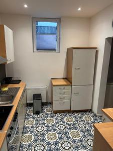 una cucina con frigorifero e pavimento piastrellato di 70qm Wohnung für 4 Personen a Selzen Altre 13 foto
