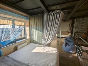 um quarto com uma cama e uma janela com cortinas em loft apartments OLD MILL em Sarny mais 145 fotografias