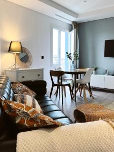 un salon avec un canapé et une table dans l'établissement Grand Central House - Central Penthouse Two Bedroom - GibraltarStay Apartments, à Gibraltar