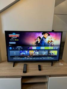 TV at/o entertainment center sa Oleon Rooms - Central Reading