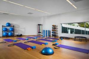 una habitación con una clase de yoga con alfombras azules en Playa Vista Bedroom Retreat! en Glendale