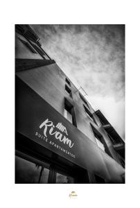 una foto en blanco y negro de un edificio en Riam suites apartamentos, en Los Palacios y Villafranca