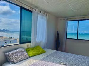 a bedroom with a bed with a view of the ocean at Departamento Suite frente al Mar in Manta
