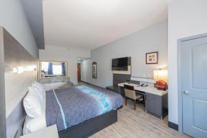 Jamestown inn & Suites客房内的一张或多张床位