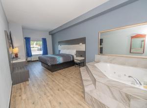 Jamestown inn & Suites客房内的一张或多张床位