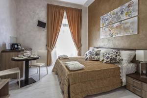 1 dormitorio con cama, mesa y ventana en Pia Domus, en Roma
