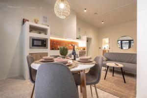 a living room with a table and a couch at Suite de lujo estilo mediterráneo in Valencia