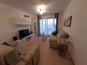 uma sala de estar com dois sofás e uma televisão em Piso de lujo - descansar y trabajar en Golf Panoramica para 4 pers - internet fibra GRATIS em Sant Jordi