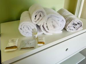 a shelf with towels and a pile of towels at AL CASCINALE PESCHIERA DEL GARDA in Peschiera del Garda