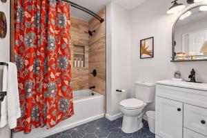 フィラデルフィアにあるFitler Square GEM - 3 Bedroomsのバスルーム(トイレ、シャワーカーテン付)