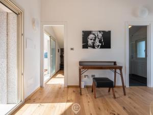 ein Wohnzimmer mit einem Klavier und einem Tisch in der Unterkunft Golden Dunes Apartment in Porto Pino