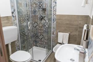 a bathroom with a toilet and a shower and a sink at Villa Pollina in Buseto Palizzolo